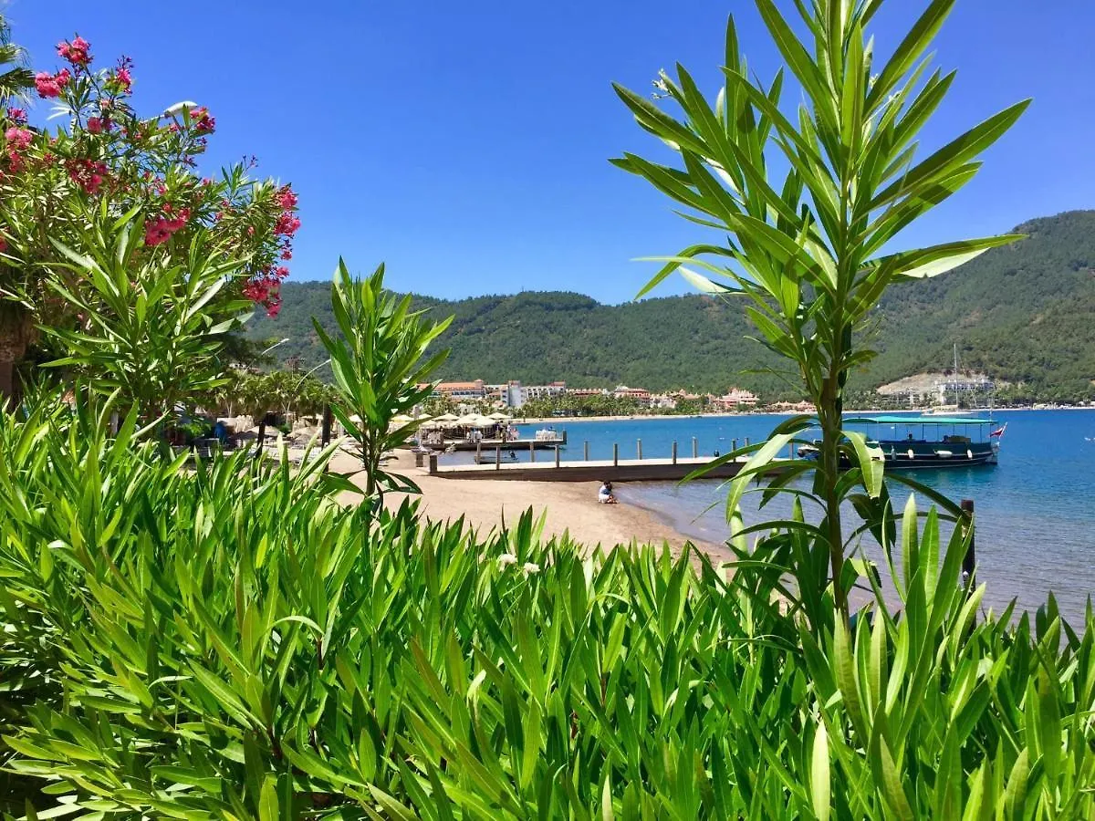Leons Sun Village Apartments 말마리스