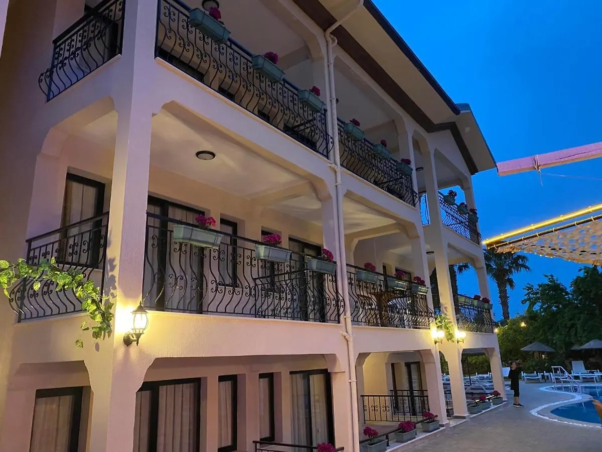 Leons Sun Village Apartments 말마리스 호텔