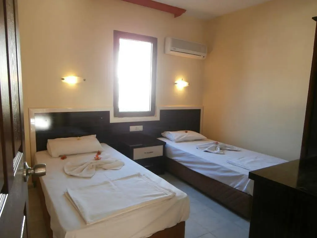 Leons Sun Village Apartments 말마리스 4*,