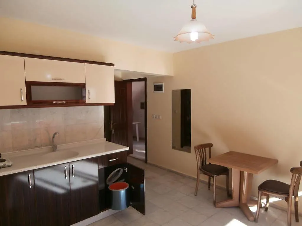 Leons Sun Village Apartments 말마리스