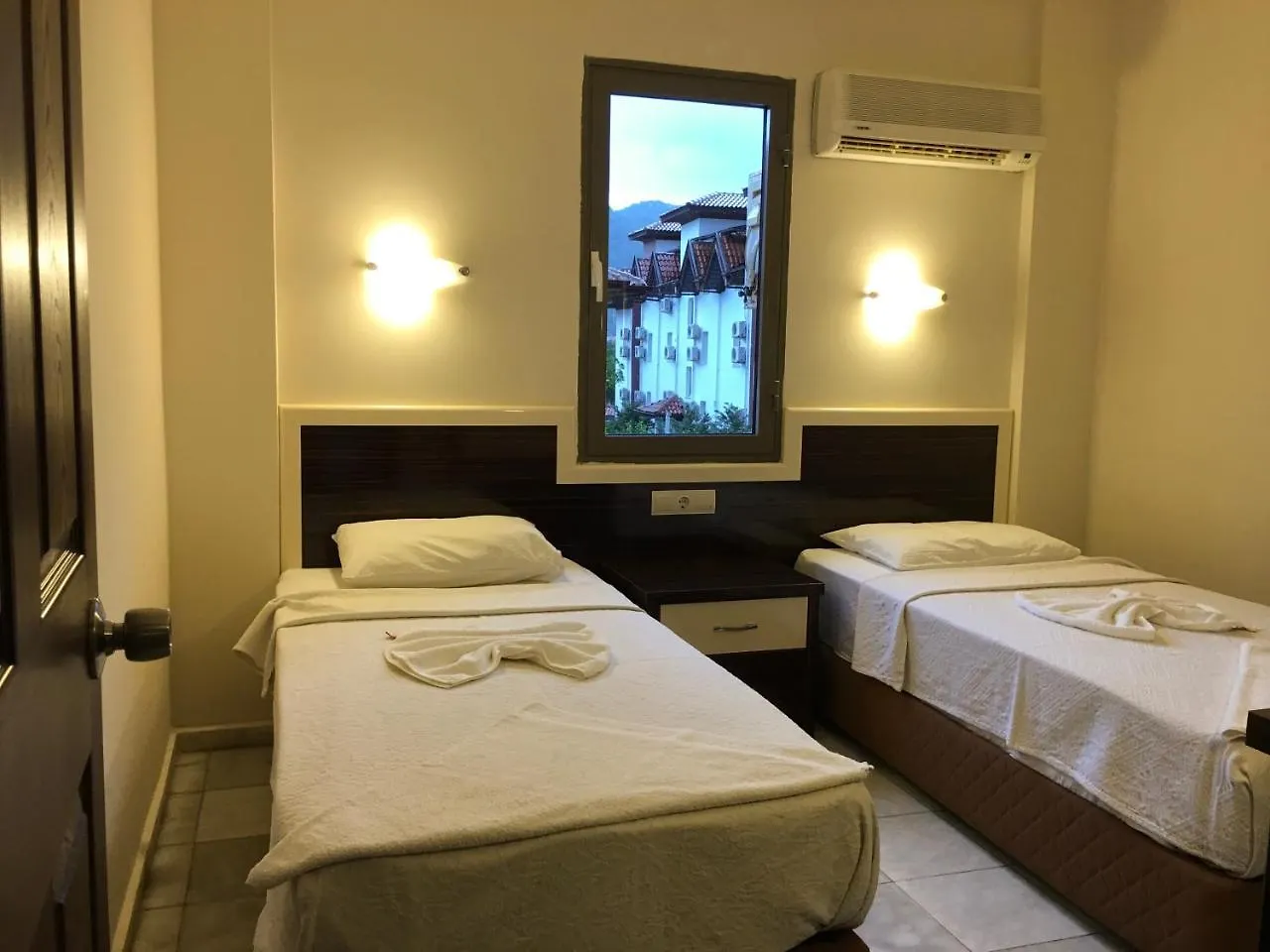 호텔 Leons Sun Village Apartments 말마리스